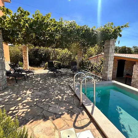 Апартаменты Beautiful With A Dreamlike Garden And Pool Лабин